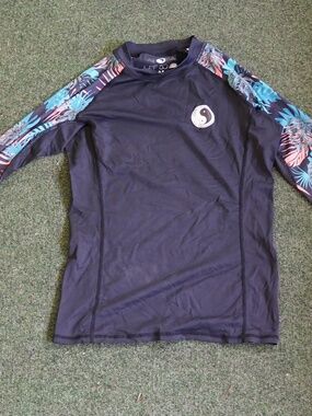 T&C Surf Long Sleeve Rash Guard Size Medium